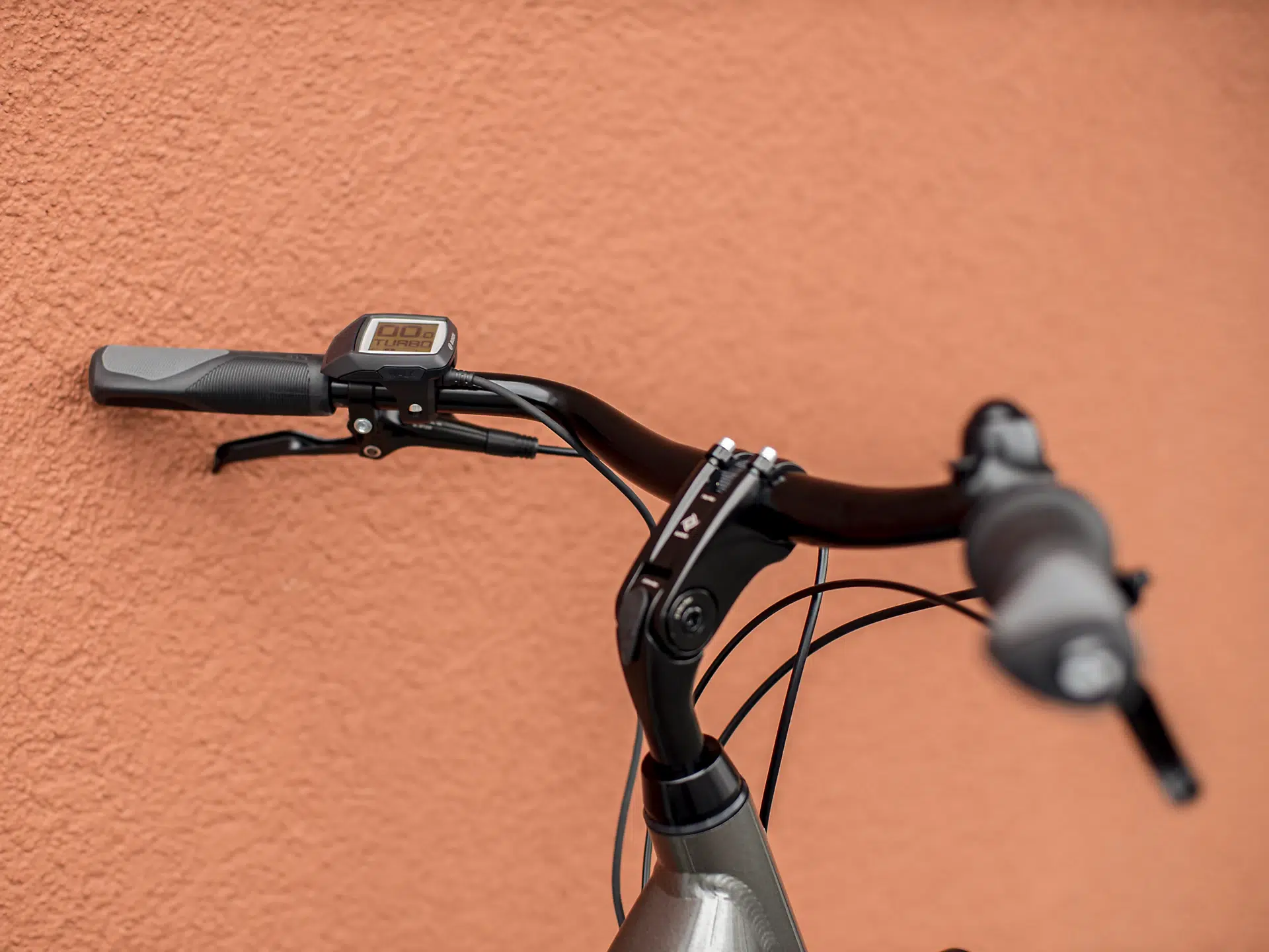 Trek District+ 7 Lowstep 500Wh Harmaa Sähköpyörä - Kevyt ja Tehokas Kaupunkiajo - Image 5