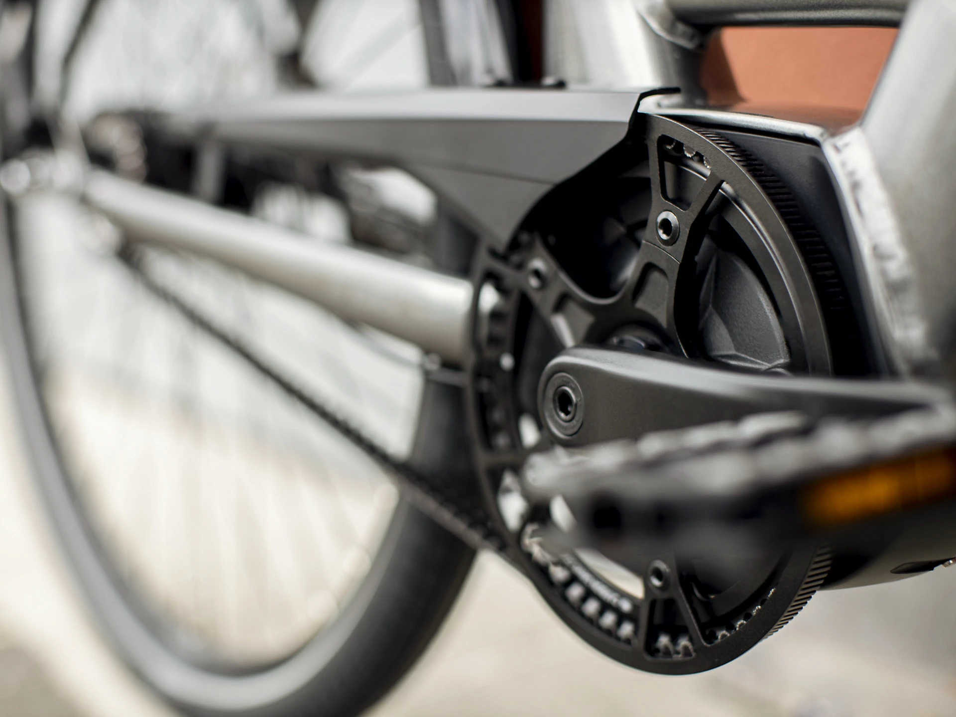 Trek District+ 7 Lowstep 500Wh Harmaa Sähköpyörä - Kevyt ja Tehokas Kaupunkiajo - Image 4