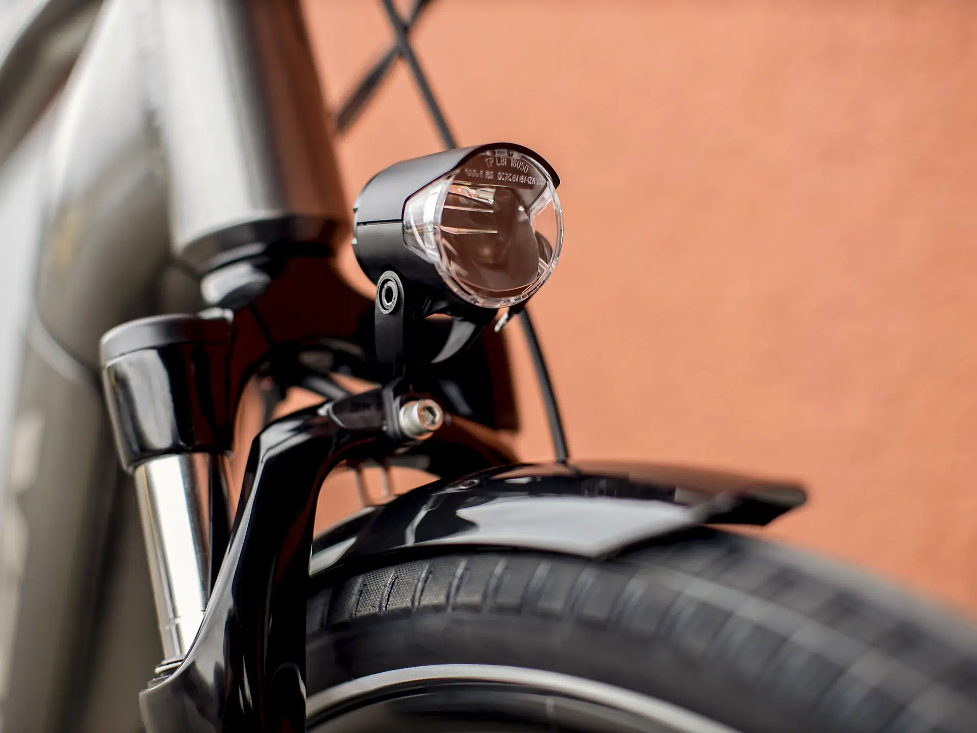 Trek District+ 7 Lowstep 500Wh Harmaa Sähköpyörä - Kevyt ja Tehokas Kaupunkiajo - Image 6